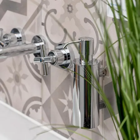 Exceptional With Charming Garden And Parking By Renters Apartamento