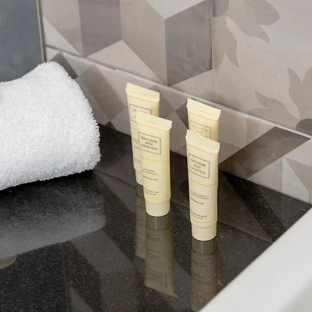 Exceptional With Charming Garden And Parking By Renters Apartamento