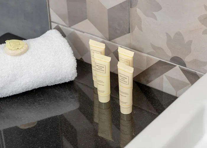 Exceptional With Charming Garden And Parking By Renters Lejlighed