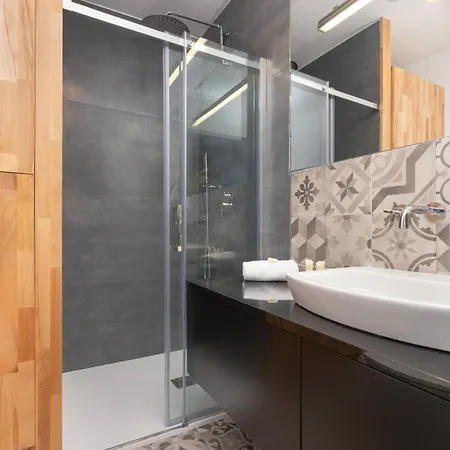公寓 Exceptional With Charming Garden And Parking By Renters *