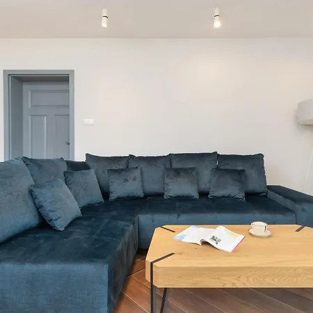 Exceptional With Charming Garden And Parking By Renters Apartament