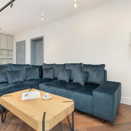 公寓 Exceptional With Charming Garden And Parking By Renters *