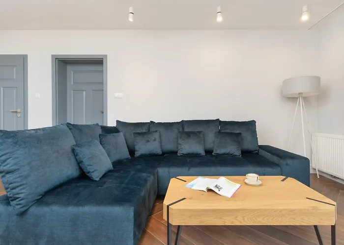 Exceptional With Charming Garden And Parking By Renters Appartement