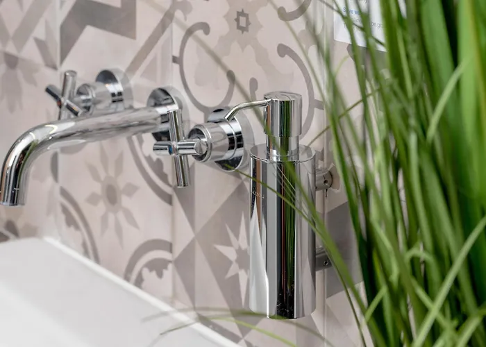 Exceptional With Charming Garden And Parking By Renters דירה